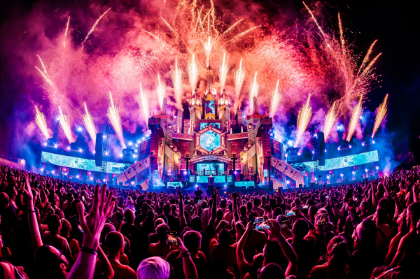 Decibel outdoor warms up for an edition full of special acts